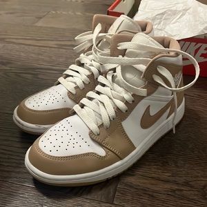 Jordan 1 mids size 7 in mens size 8.5 in womens